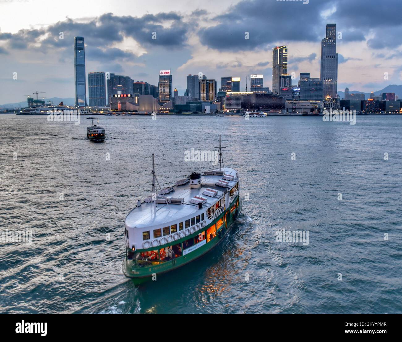Die Star Ferry ist eine historische und ikonische Passagierfähre in Hongkong, die zwischen Hong Kong Island und Kowloon über den Victoria Harbour verkehrt. Stockfoto