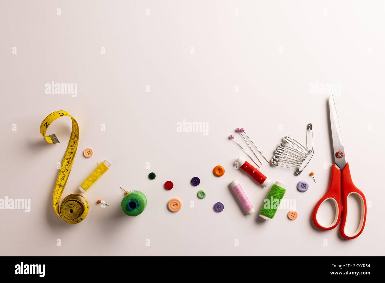 Zusammensetzung der Nähausrüstung auf weißem Hintergrund Stockfoto