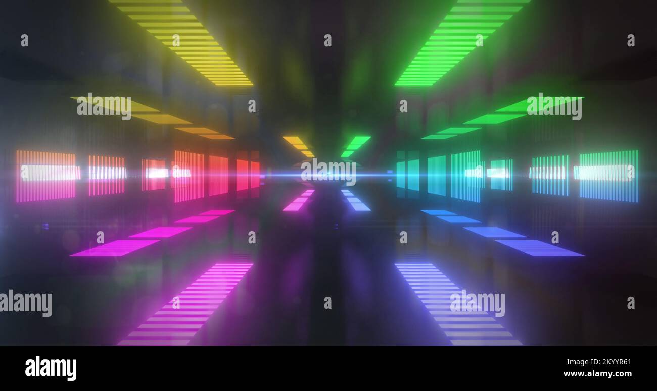 QR-Code-Scanner über dem Daumen scannen gegen glühenden Tunnel Stockfoto