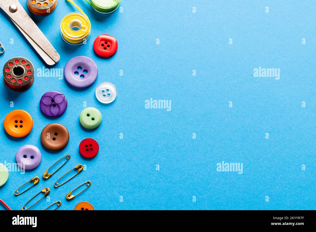Zusammensetzung der Nähausrüstung auf blauem Hintergrund Stockfoto