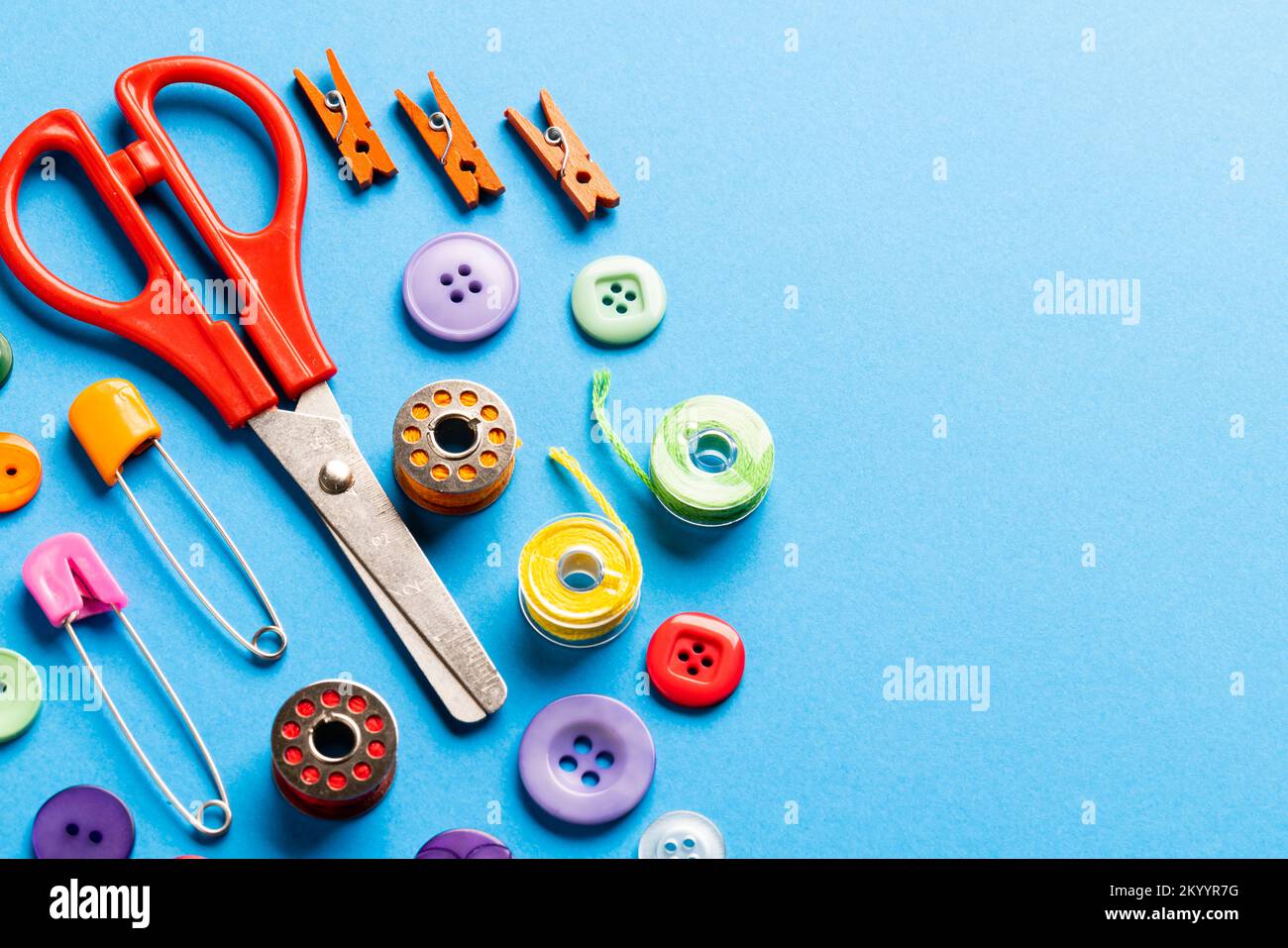 Zusammensetzung der Nähausrüstung auf blauem Hintergrund Stockfoto