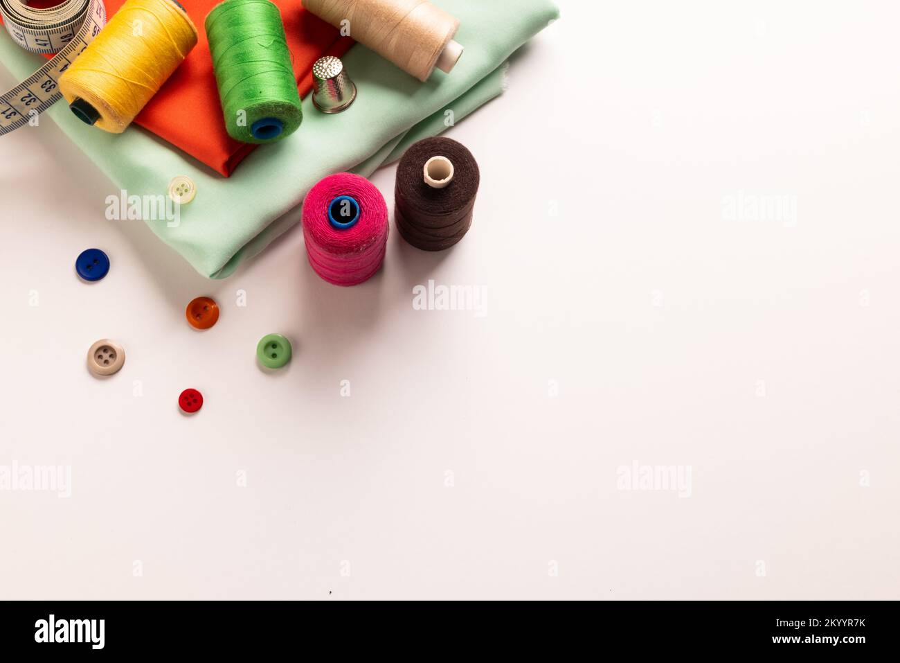 Zusammensetzung der Nähausrüstung auf weißem Hintergrund Stockfoto