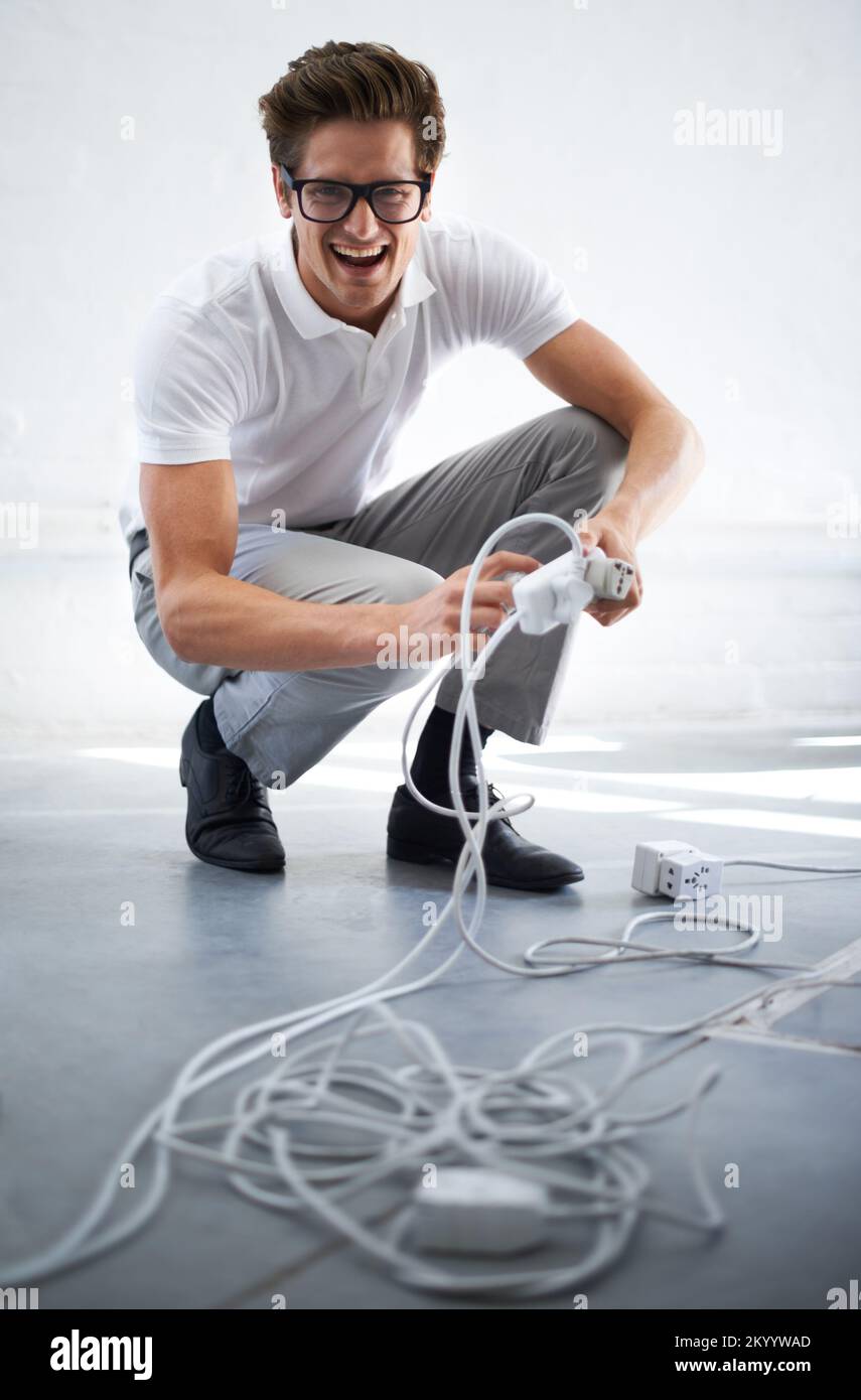 Dadurch wird Ihre Verbindung weiter entfernt. Ein Nerd, der einen Stecker anschließt. Stockfoto Dadurch wird Ihre Verbindung weiter entfernt. Ein Nerd, der einen Stecker anschließt. Stockfoto
