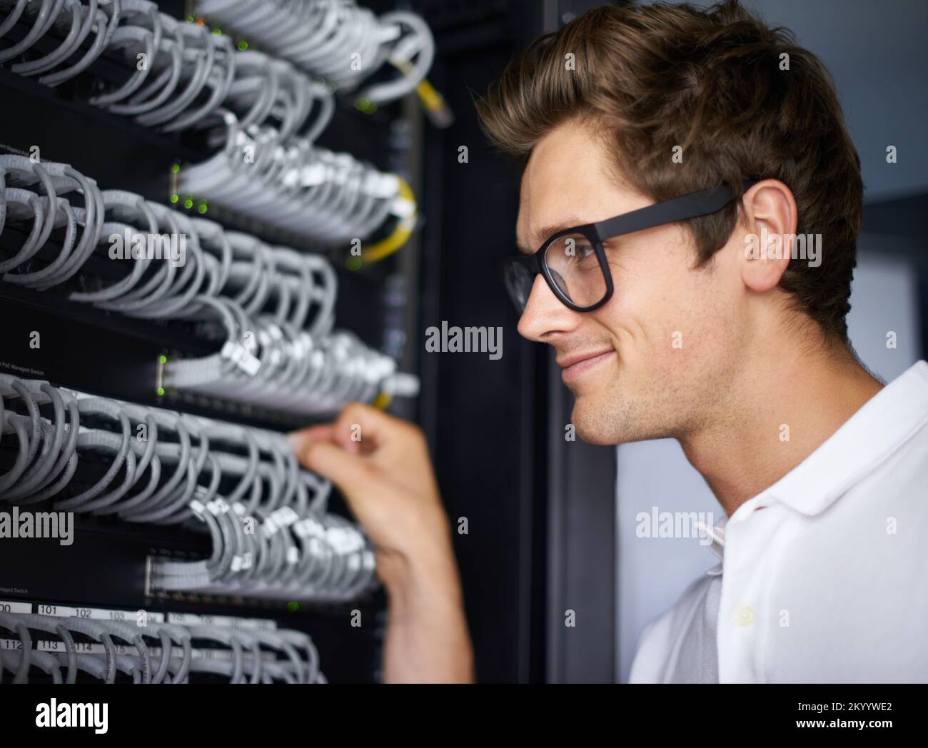 Bereit, Sie wieder online zu bringen. Ein Computertechniker, der Kabel anführt. Stockfoto