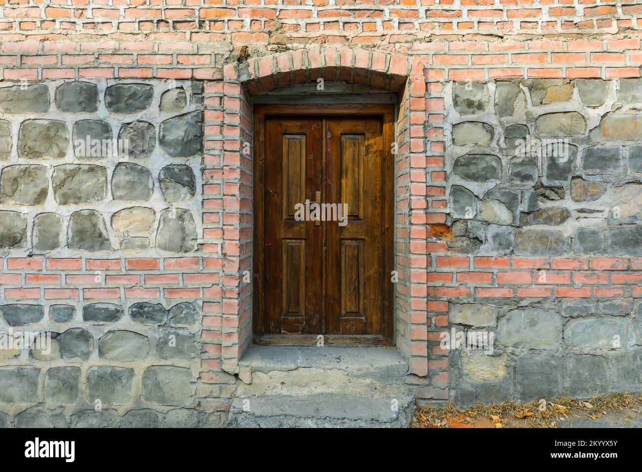 Öffnung einer alten Holzwand Stockfoto