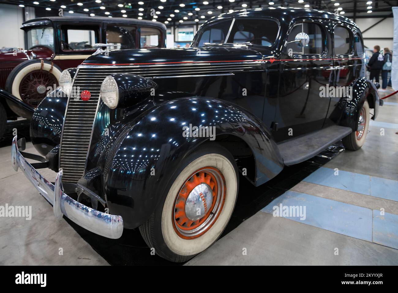 ST. PETERSBURG, RUSSLAND - 23. APRIL 2022: Das Retro-Auto des Studebaker-Diktators 2 (1937) auf der Oldtimer-Galerie-Autoshow Stockfoto