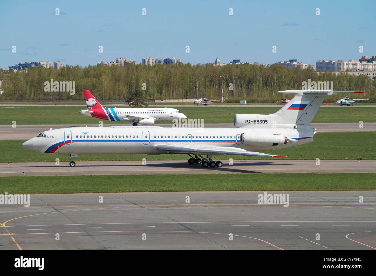 SANKT PETERSBURG, RUSSLAND - 20. MAI 2022: Owjetisches Flugzeug TU-154B-2 (RA-85605) in Pulkovo Flughafen an einem sonnigen Mai Tag Stockfoto