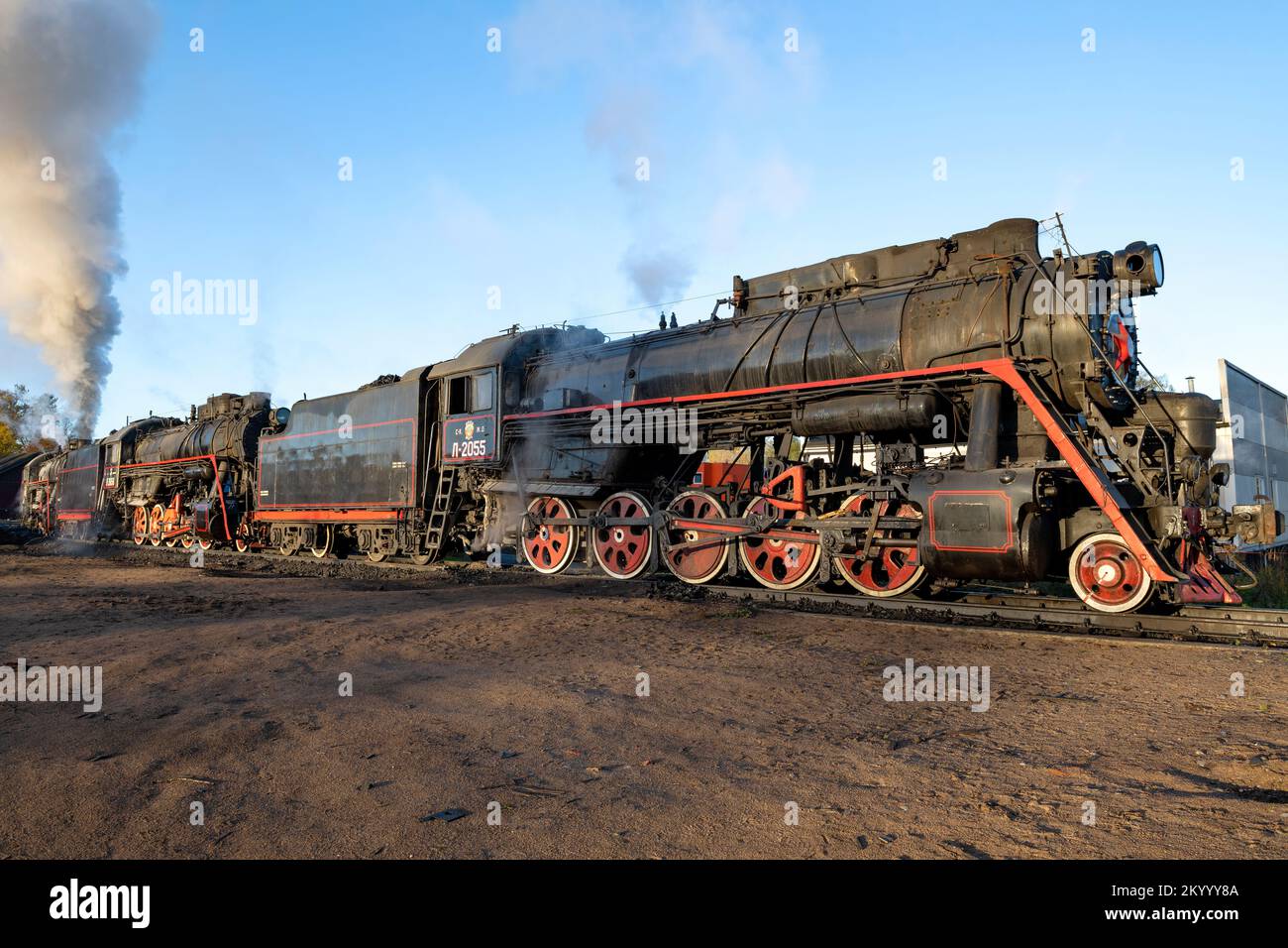 SORTAVALA, RUSSLAND - 09. OKTOBER 2022: Alte sowjetische Dampflokomotiven der L-Serie auf der Ersatzstrecke des Bahnhofs Sortavala an einem sonnigen Oktobermorgen Stockfoto