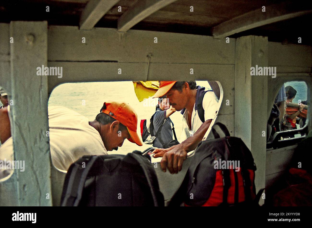 Die Schiffsbesatzungen koordinieren sich gegenseitig, während ein gemietetes Boot mit Ökotouristen für eine Segeltour zum Ujung Kulon National Park in einer Küstenstadt Sumur in Pandeglang, Banten, Indonesien, vorbereitet wird. Stockfoto