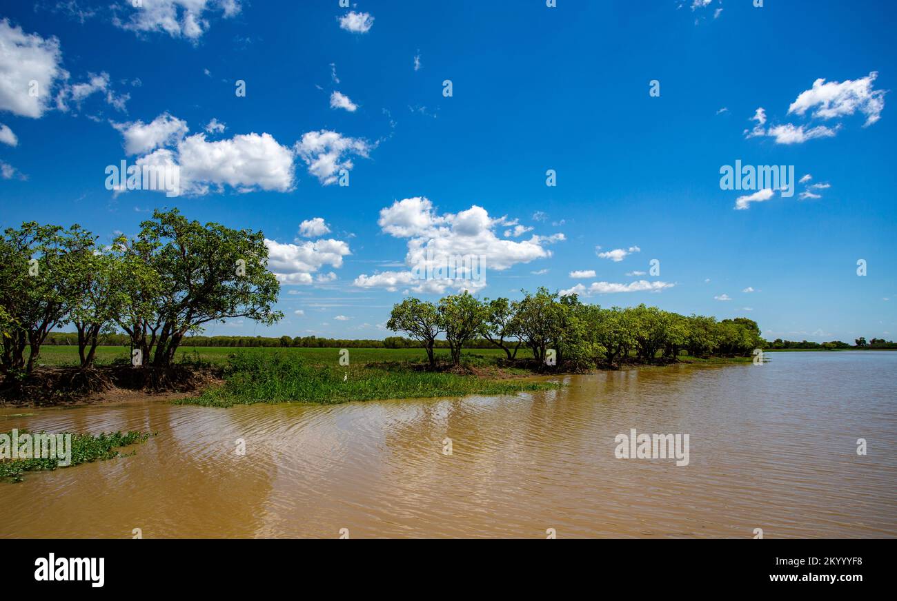 Blick auf die Überschwemmungsgebiete am Ufer des South Alligator River in Kakadu, Northern Territory, Australien Stockfoto