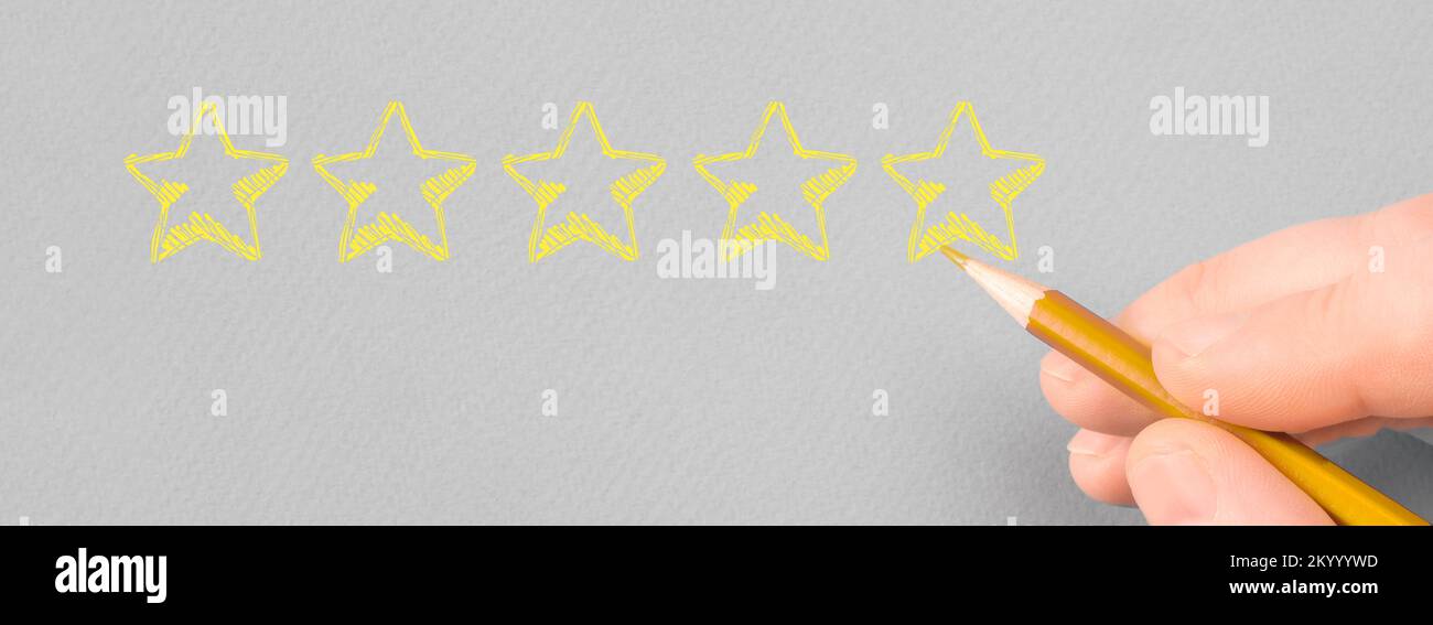 Kundenbewertung mit handgezeichneten Sternen. Positives Kundenfeedback. Handschriftlich mit gelben fünf Sternen an den Kundendienst und das Produkt. Marketing Stockfoto