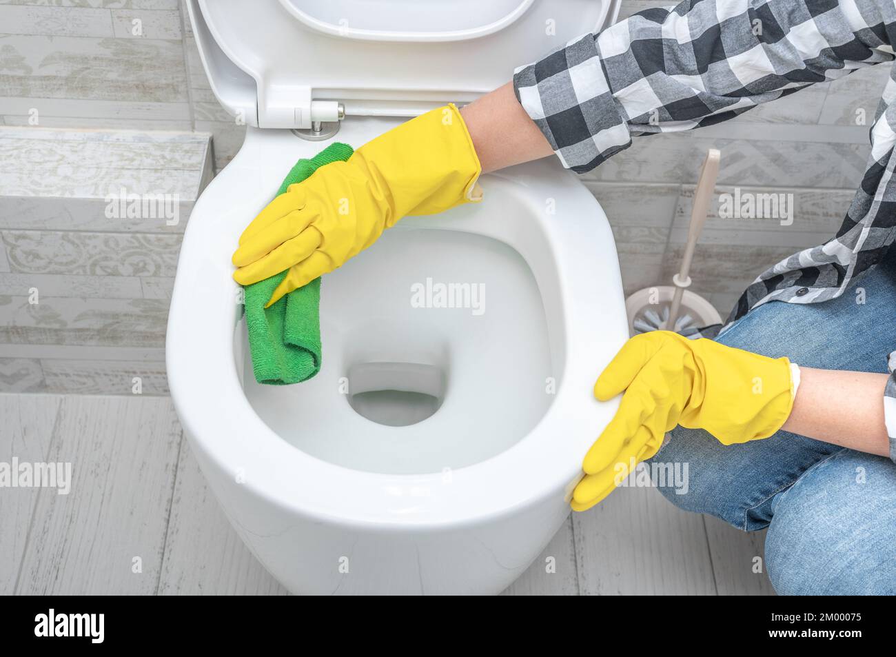 Deep Cleaning Service. Reinigung wc. Professionelle Reinigung Waschtoilette. Aufbürsten Toilette für Sauberkeit und Hygiene. Reinigung Toilettenschüssel. WC-Dusche Stockfoto