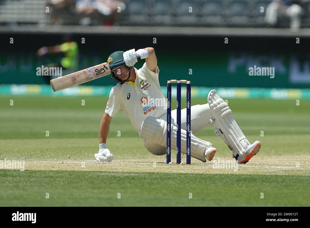 Perth, Australien. 03.. Dezember 2022. 3.. Dezember 2022, Optus Stadium, Perth, Australien: International Test Cricket Australia versus West Indies 1. Test Day 4; Marnus Labuschagne aus Australien steht vom Spielfeld auf, nachdem er sich einem kurzen Ball von Alzarri Joseph von den Westindischen Inseln entzog Credit: Action Plus Sports Images/Alamy Live News Stockfoto