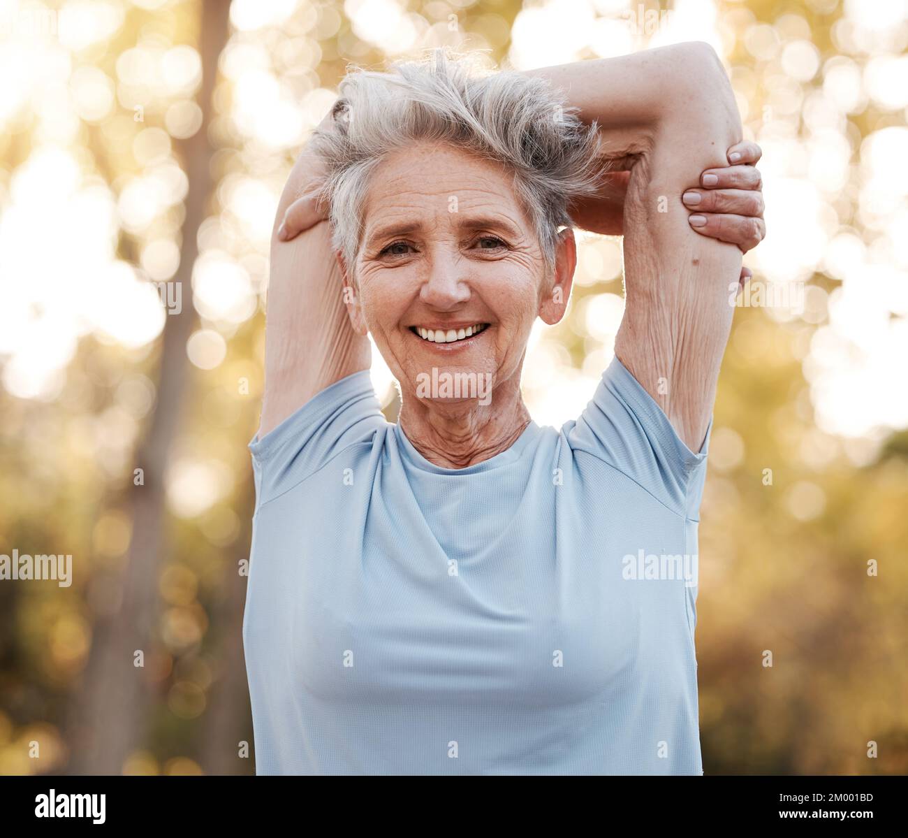 Porträt, Seniorin und Strecken für Gesundheit, Wellness mit Lächeln draußen. Ruhestand, reife Frauen und ältere Frauen Sport, Training und Stockfoto