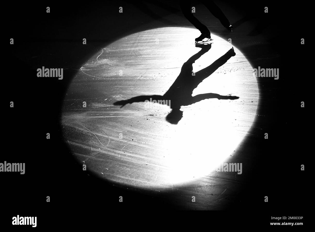 Turin, Italien 01. Dezember 2022 Palavela KLIMT ON ICE Weltpremiere in Turin die Show, die Sport, Kunst und Livemusik verbindet. Die olympische Eislaufbahn wird zu einer großen Palette, auf der die Videokarten die Werke von Gustave Klimt zeichnen, während die Noten eines Live-Orchesters, geleitet von Edvin Marton mit seiner Stradivarus-Geige, den Tanz und die Akrobatik der internationalen Stars des Eiskunstlaufs begleiten. Die atemberaubenden Darbietungen von Art du cirque runden die poetische Atmosphäre der Veranstaltung ab. Eine neue DIMENSIONE-PRODUKTION, die die Öffentlichkeit begeistern wird, indem sie sie in einer fesselnden Atmosphäre umarmt Stockfoto