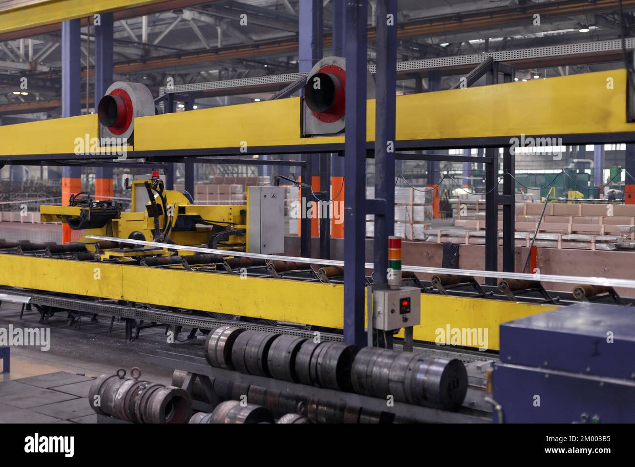 Das Innere ist moderne Ausrüstung in der Fabrik, experimentelle Ausrüstung. Arbeiten Sie mit Metall Stockfoto