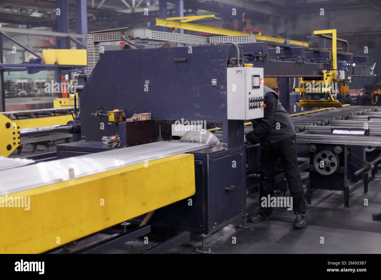 Das Innere ist moderne Ausrüstung in der Fabrik, experimentelle Ausrüstung. Arbeiten Sie mit Metall Stockfoto