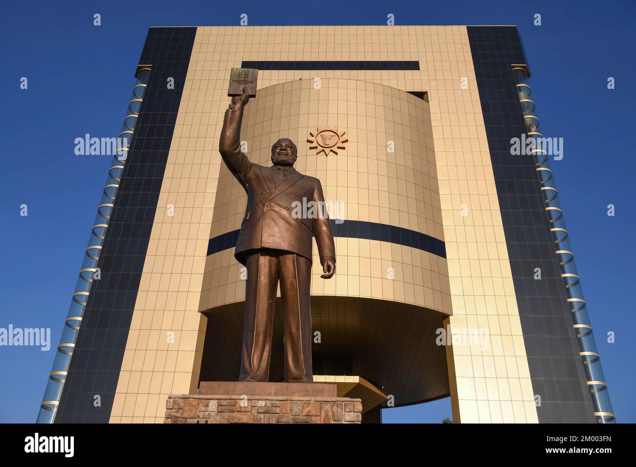 Statue von Sam Nujoma, dem ersten Präsidenten der Republik Namibia, vor dem Independence Memorial Museum, Windhoek, Namibia, Afrika Stockfoto