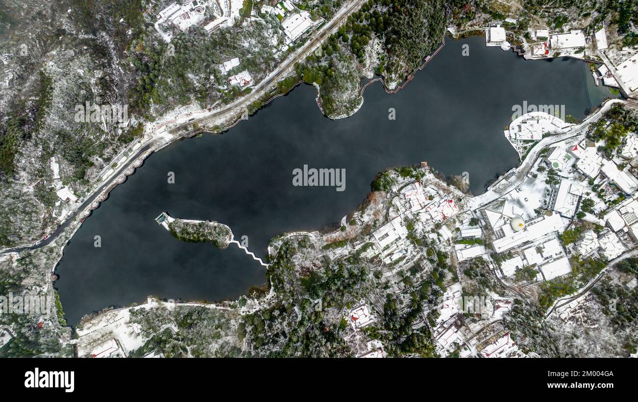 JIUJIANG, CHINA - 2. DEZEMBER 2022 - Ein Blick auf die malerische Gegend des Lushan-Berges nach dem Schneefall in der Stadt Jiujiang, Provinz Jiangxi, China, 2. Dezember 2022 Stockfoto