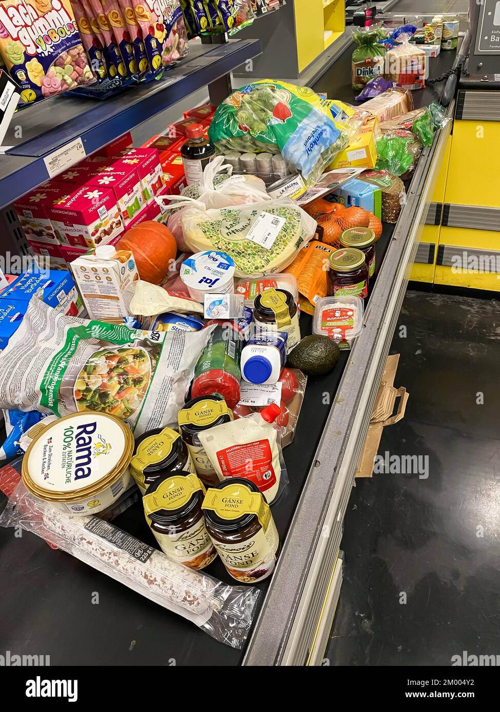 Lebensmitteleinkäufe, gut bestückter Gürtel mit Lebensmitteln, in einem Supermarkt, Hessen, Deutschland, Europa Stockfoto