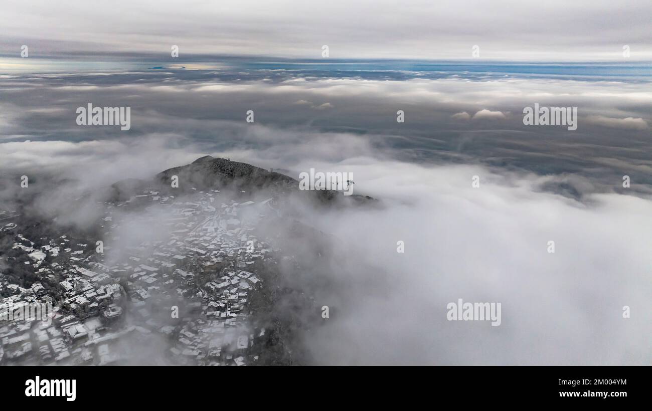 JIUJIANG, CHINA - 2. DEZEMBER 2022 - Ein Blick auf die malerische Gegend des Lushan-Berges nach dem Schneefall in der Stadt Jiujiang, Provinz Jiangxi, China, 2. Dezember 2022 Stockfoto