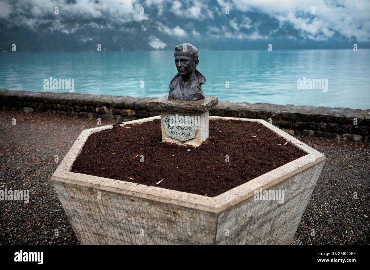 Büste, Denkmal zum Gedenken an den Maler Arnold Huber, 1873-1953, Seepromenade am Brienzersee, Brienz, Kanton Bern, Berner Oberland, Schweiz, Eu Stockfoto