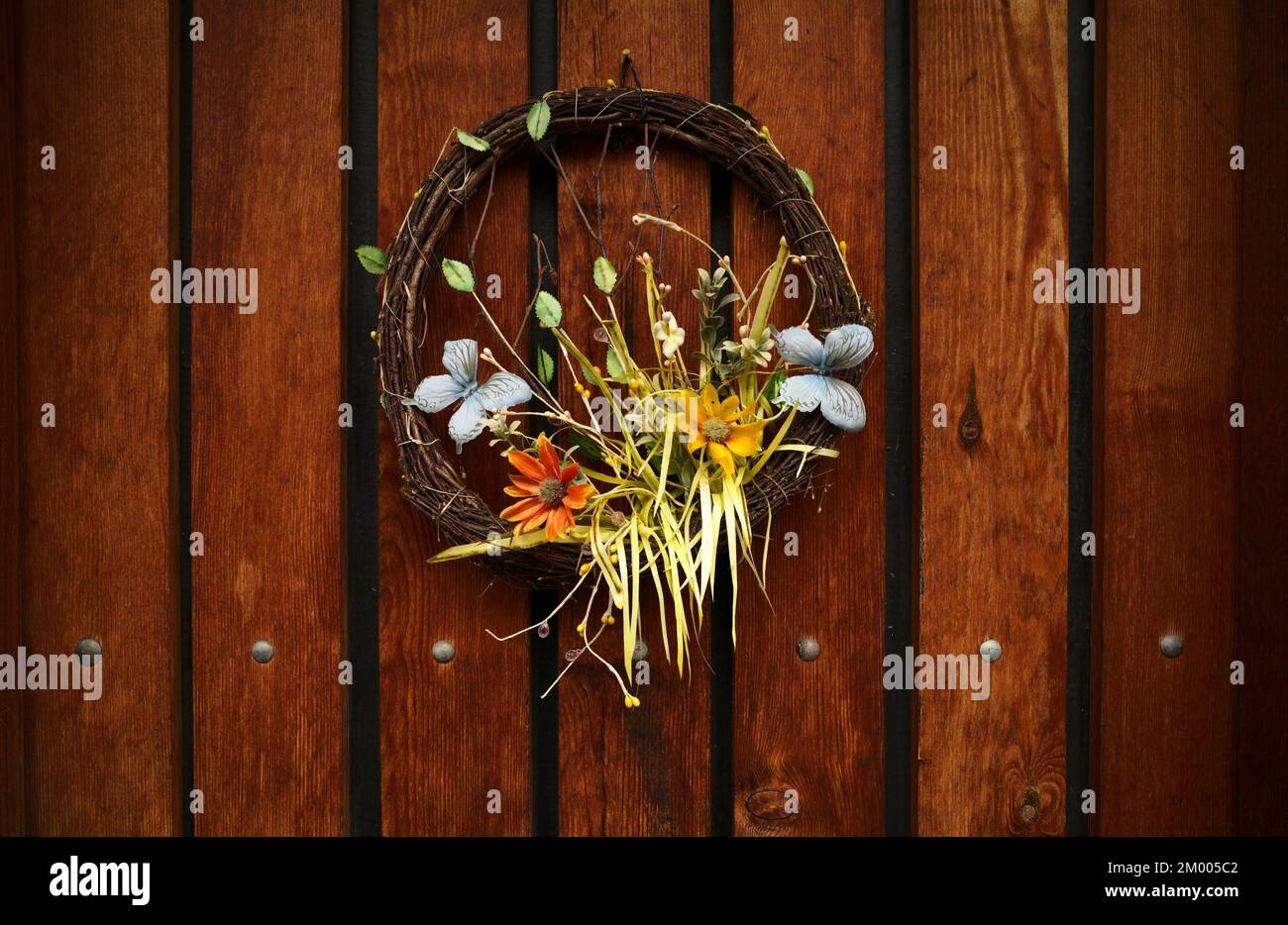 Dekoration aus Strohblumen an der Tür, Brienz, Kanton Bern, Berner Oberland, Schweiz, Europa Stockfoto