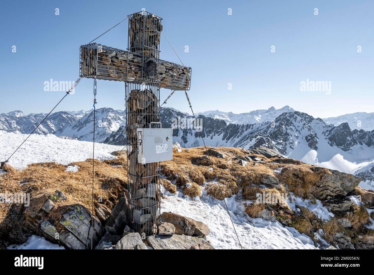 Gipfelkreuz auf dem Gipfel des Mitterzeigerkogel im Winter, Sellraintal, Kühtai, Tirol, Österreich, Europa Stockfoto