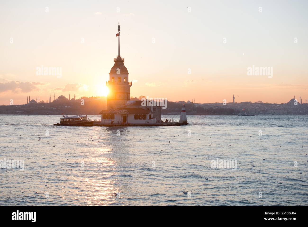 Blick vom Maiden-Turm am Abend, mit der Hagia Sophia und der Blauen Moschee in der Ferne Stockfoto