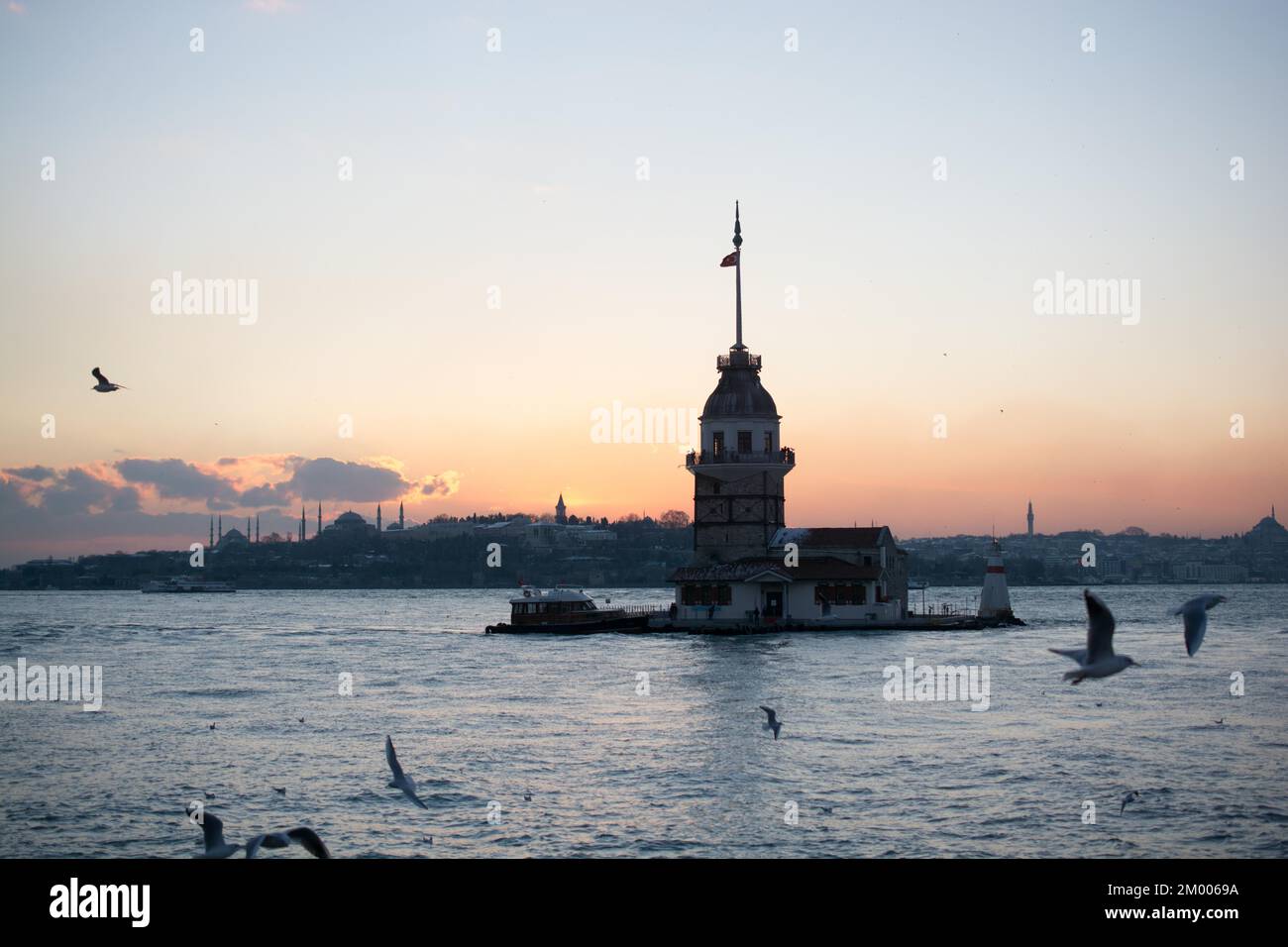 Blick vom Maiden-Turm am Abend, mit der Hagia Sophia und der Blauen Moschee in der Ferne Stockfoto