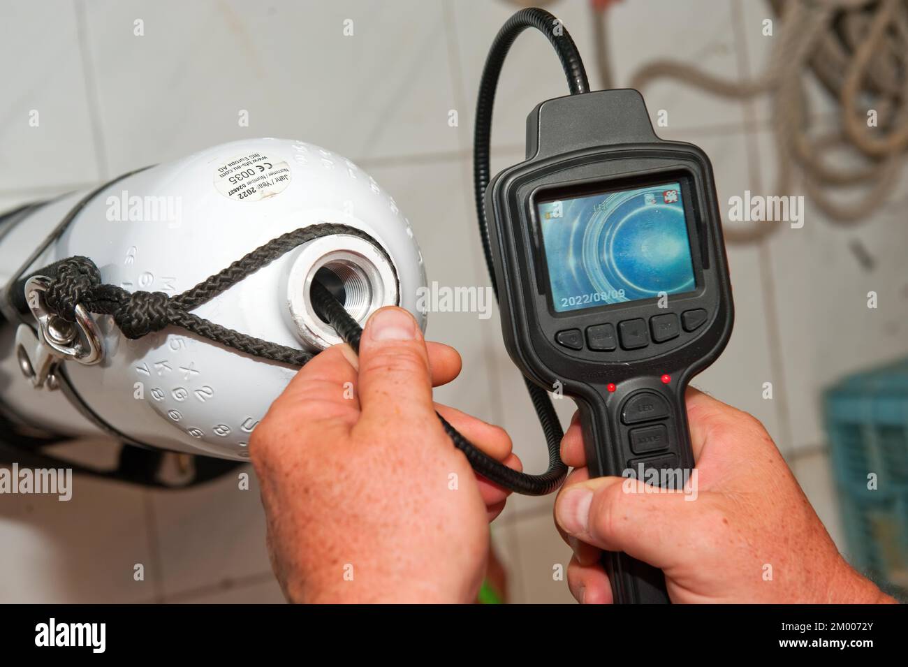 Sichtprüfung mit Minikamera und Anzeige der Innenseite des Gasdruckbehälters Tauchgerät Druckluftzylinder zum Tauchen mit Sport di Stockfoto