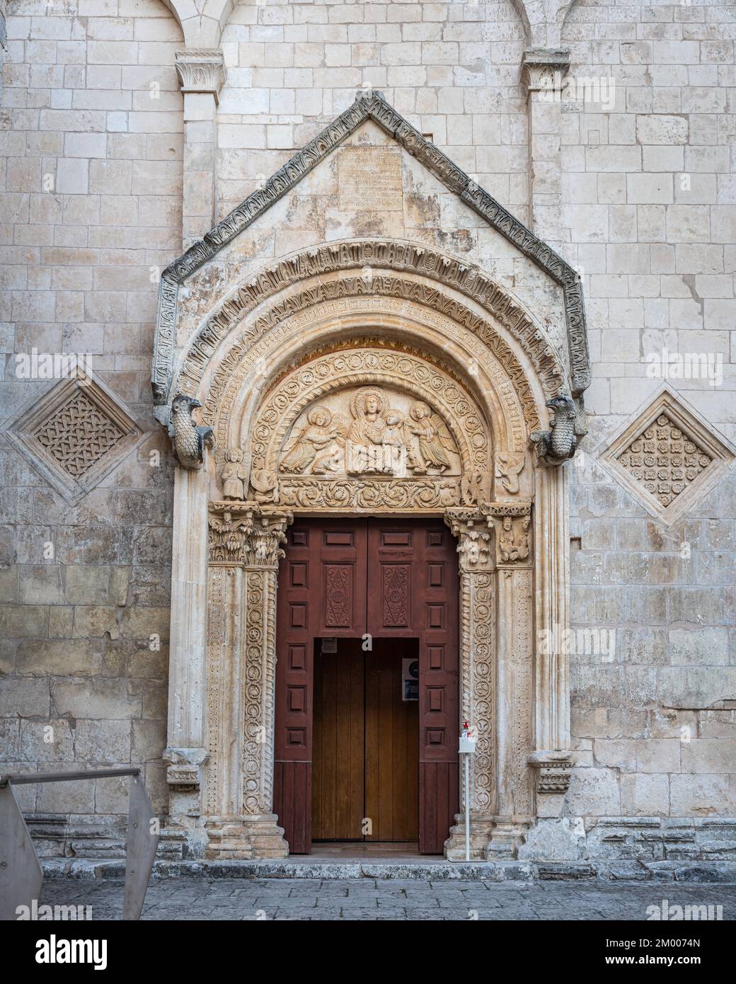 Das reich verzierte Portal der Kirche Santa Maria Maggiore. Eine mittelalterliche katholische Kirche in Monte Sant'Angelo. Monte Sant'Angelo, Apulien Stockfoto