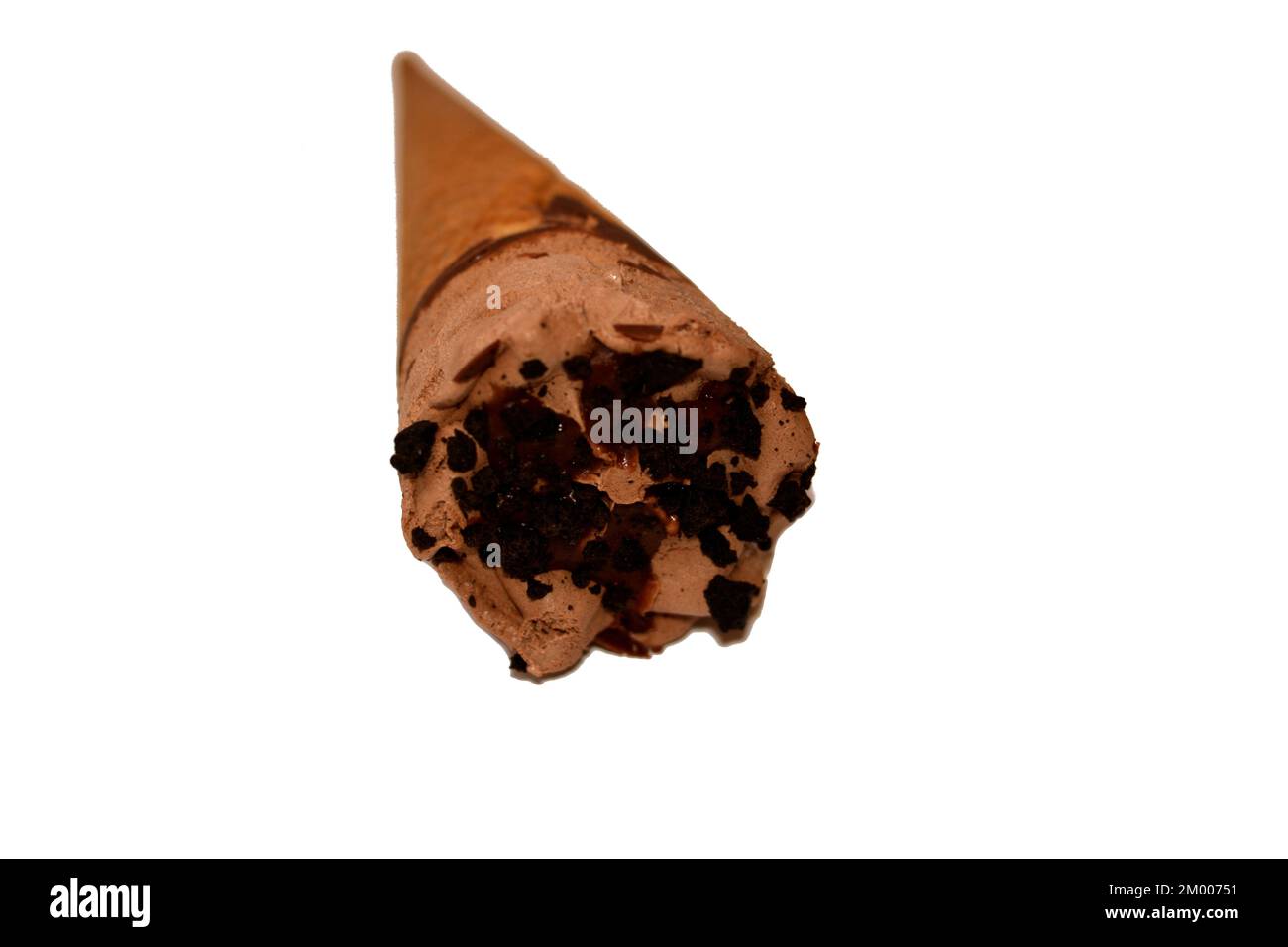 Eiscreme aus cremigem Kakao Schokoladenstück mit Schokoladenstückchen in knusprigen Waffeln, selektiver Fokus des Schmelzens von kaltem Eis twi Stockfoto