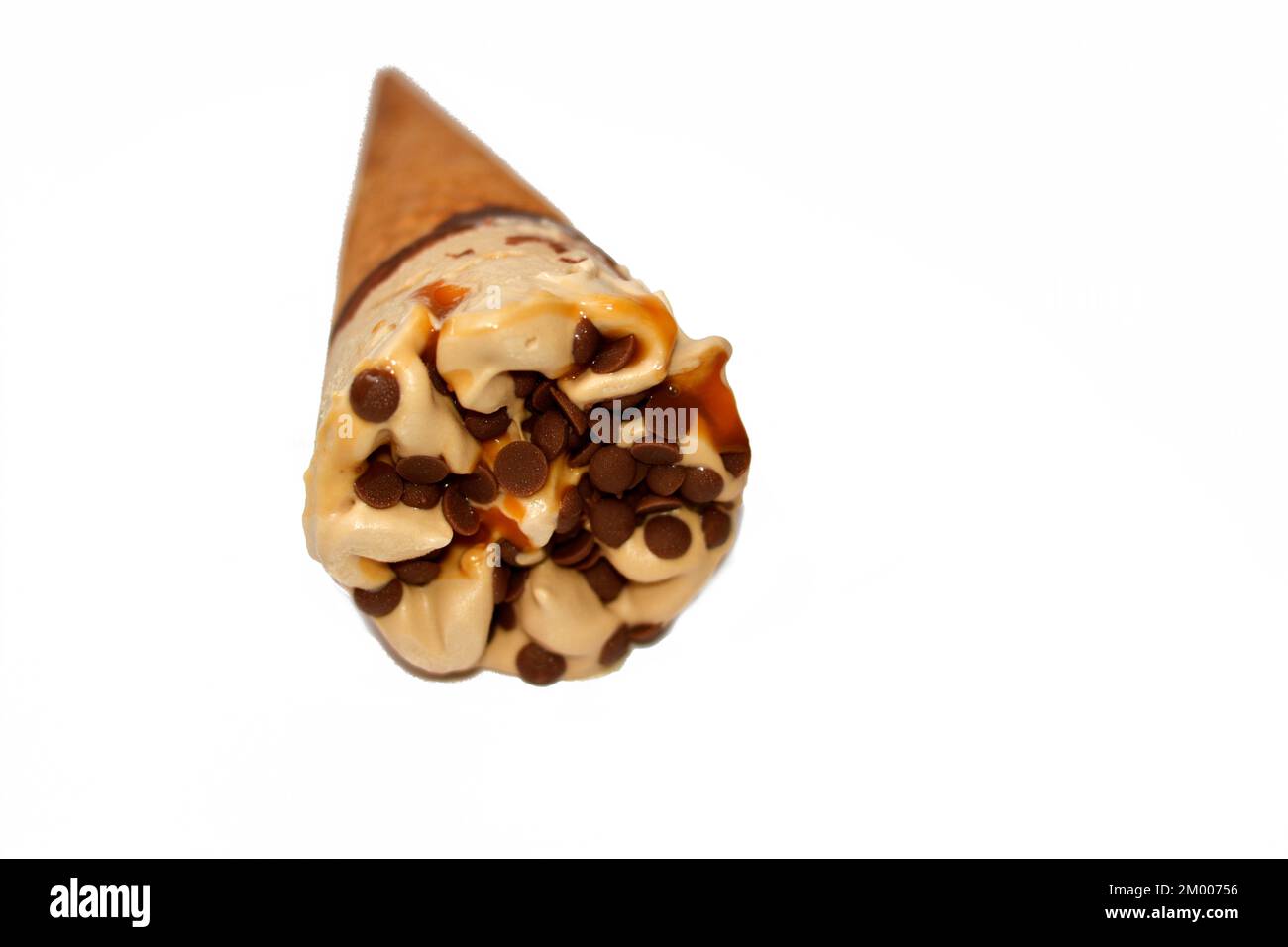 Eiscreme aus Kakao-, Schokoladen- und Vanilleeis mit Schokoladenstückchen in knusprigen Waffeln, selektiver Fokus auf schmelzendes kaltes Eis Stockfoto