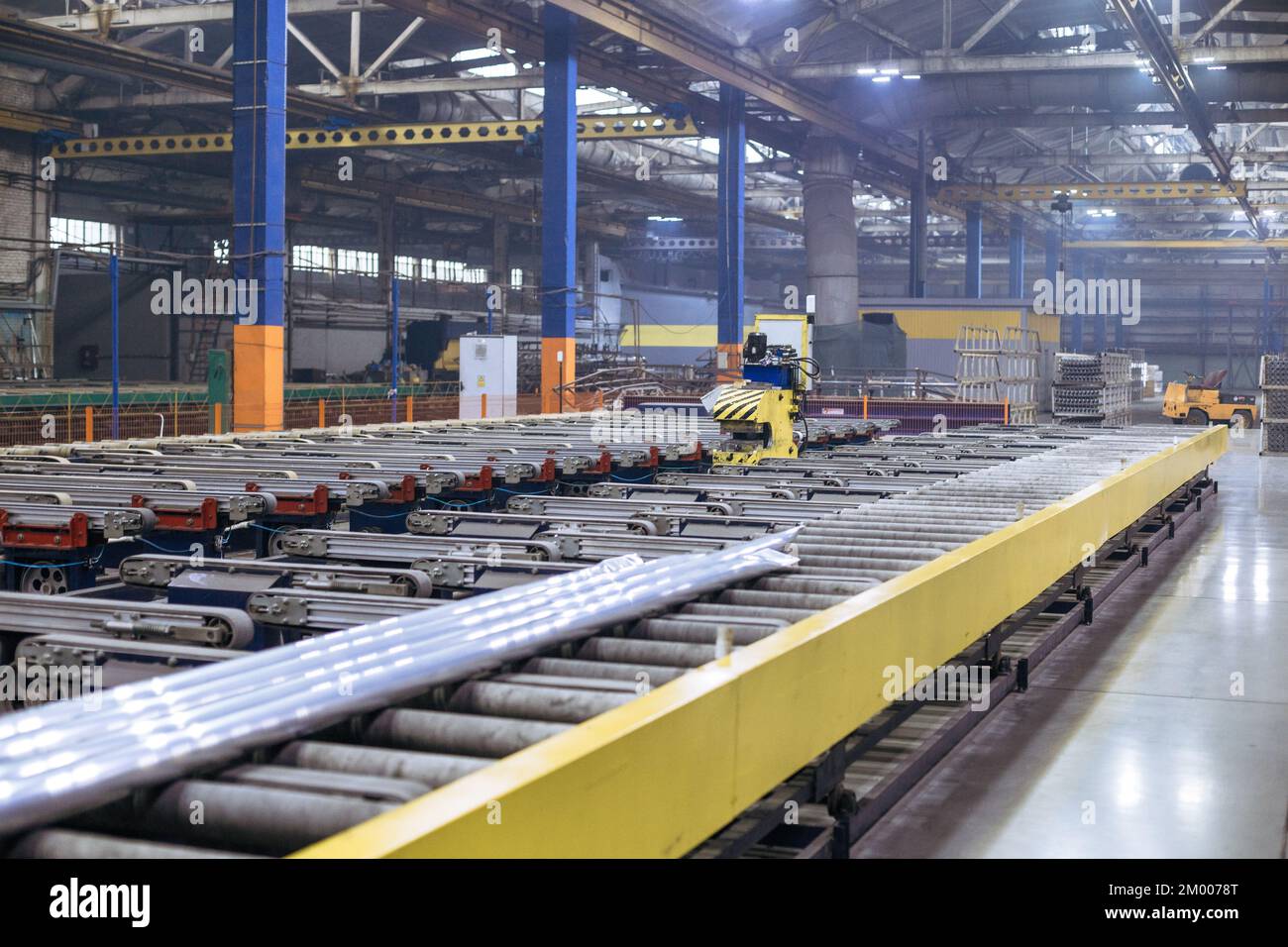 Das Innere ist moderne Ausrüstung in der Fabrik, experimentelle Ausrüstung. Arbeiten Sie mit Metall Stockfoto