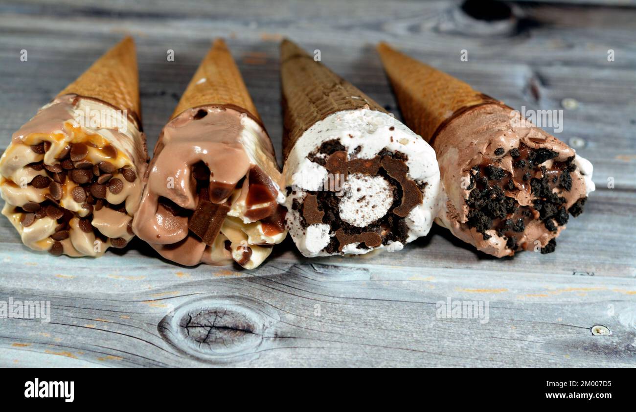 Sammlung verschiedener Arten von Eiscreme-Zapfen aus Kakao- und Vanilleschokolade mit Schokoladenstückchen in knusprigen Waffel-Zapfen, Schokolade Stockfoto