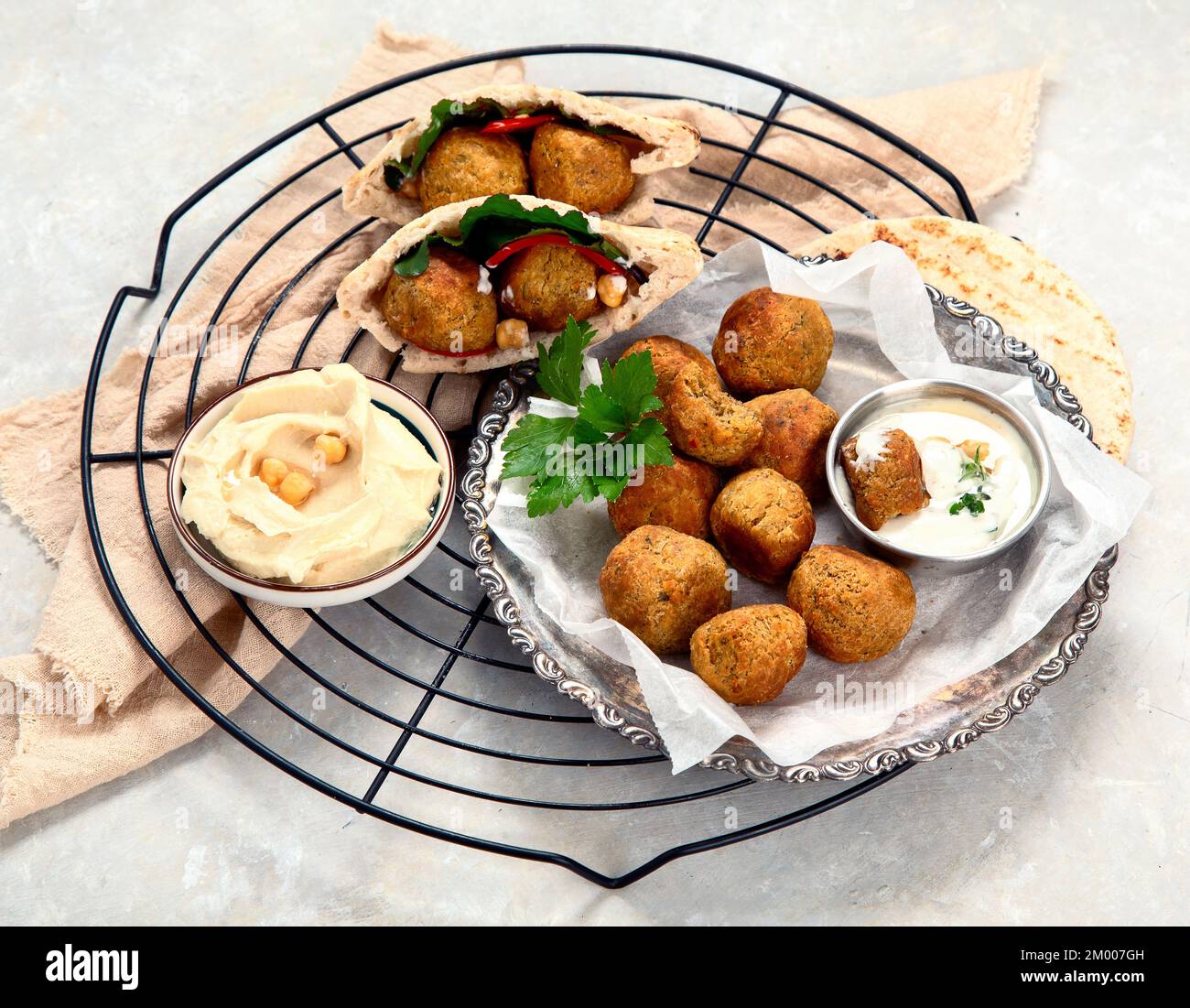Nahöstlich, arabische Gerichte mit Falafel, Hummus, Pita. Halal-Essen. Libanesische Küche. Stockfoto