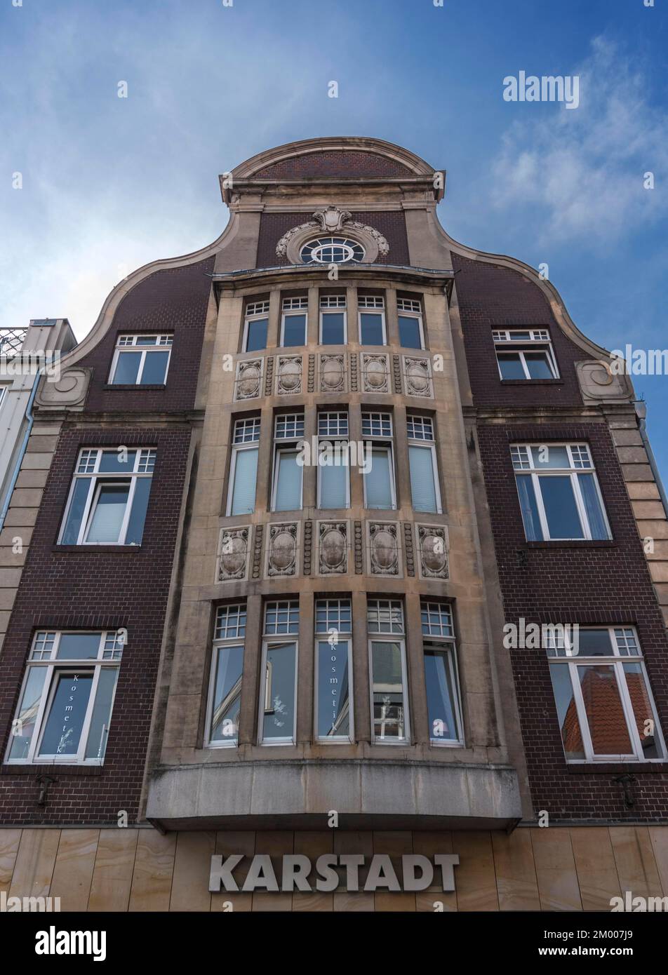 Wohn- und Geschäftsgebäude im Jugendstil, erbaut um 1900, heute Karstadt Kaufhäuser, Lüneburg, Niedersachsen, Deutschland, Europa Stockfoto