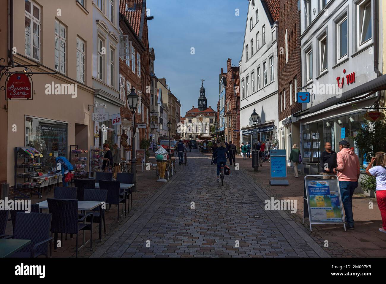 Einkaufsstraße in der Altstadt mit Blick auf das historische Rathaus, Lüneburg, Niedersachsen, Deutschland, Europa Stockfoto