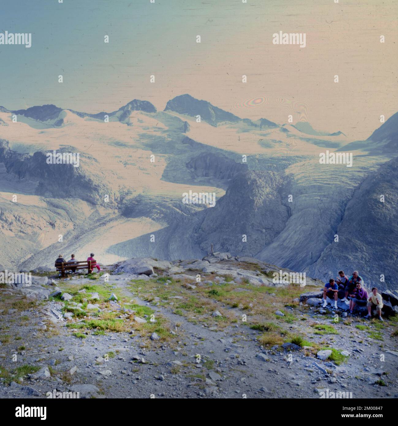Bergwanderer im Allgäu, hier am 14,8.1992, in einer großen Gruppe, die die gesunde Alpenluft genießt und die notwendige Bewegung durch Steigungen, Stockfoto