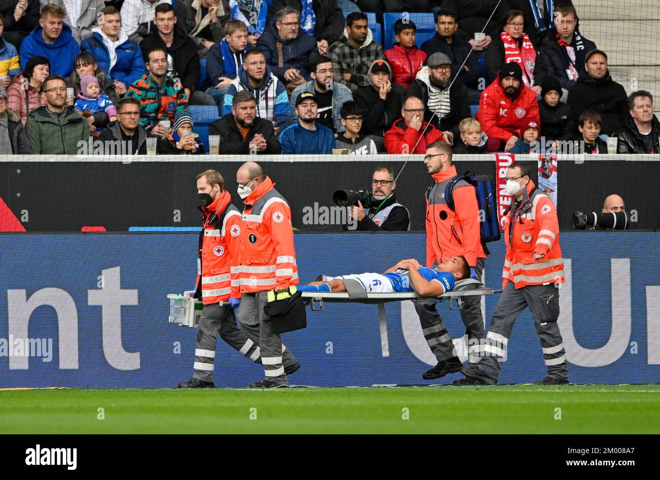 Grischa Prömel TSG 1899 Hoffenheim (06) ist schwer verletzt und wird vom Sanitäter, Sportfotografen, PreZero, auf einer Trage aus dem Stadion gefahren Stockfoto