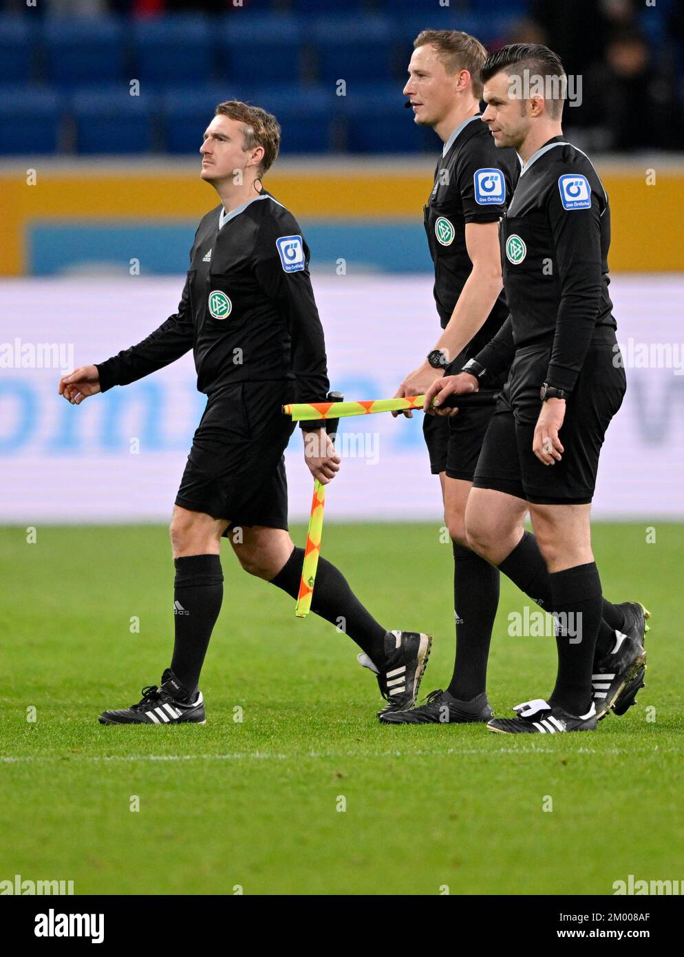 Nach dem Ende des Spiels: Schiedsrichter-Team um Schiedsrichter Martin Petersen (Zentrum) und Assistenten Alexander Sather sowie Robert Wessel verlassen den Fi Stockfoto