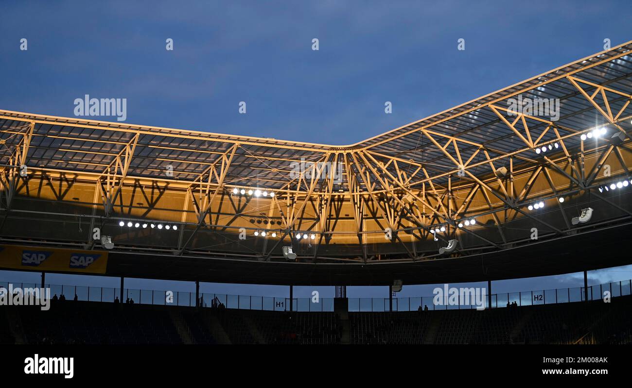Dachkonstruktion der PreZero Arena, Abendlicht, Sinsheim, Baden-Württemberg, Deutschland, Europa Stockfoto
