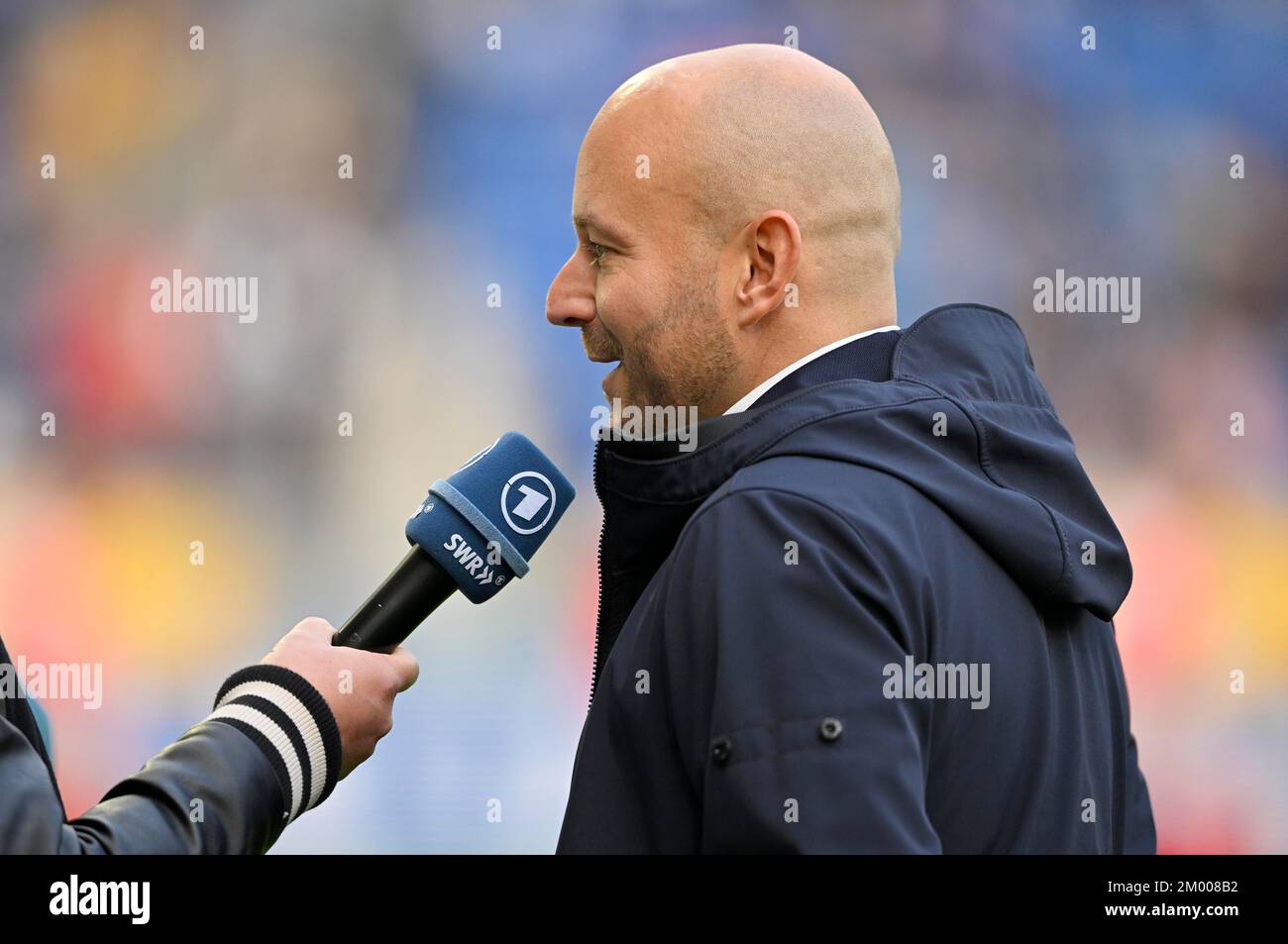 Director of Professional Football Alexander Rosen TSG 1899 Hoffenheim im Interview Microphone Logo ARD SWR, PreZero Arena, Sinsheim, Baden-Württemberg Stockfoto