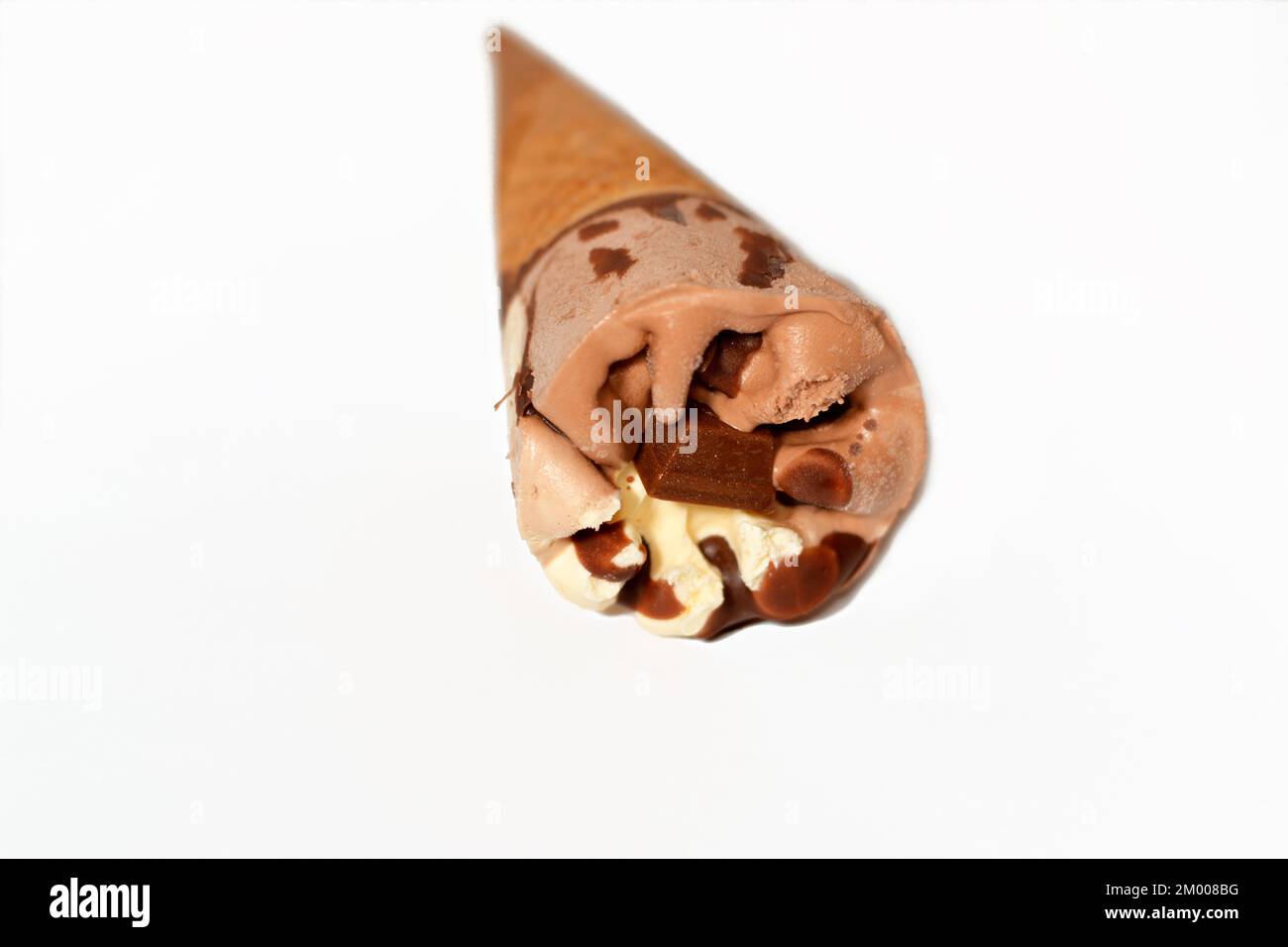 Eiscreme aus Kakao, Schokolade und Vanille mit einem Schokoriegel in knusprigen Waffeln, selektiver Fokus des Schmelzens von kaltem Eis in einem w Stockfoto