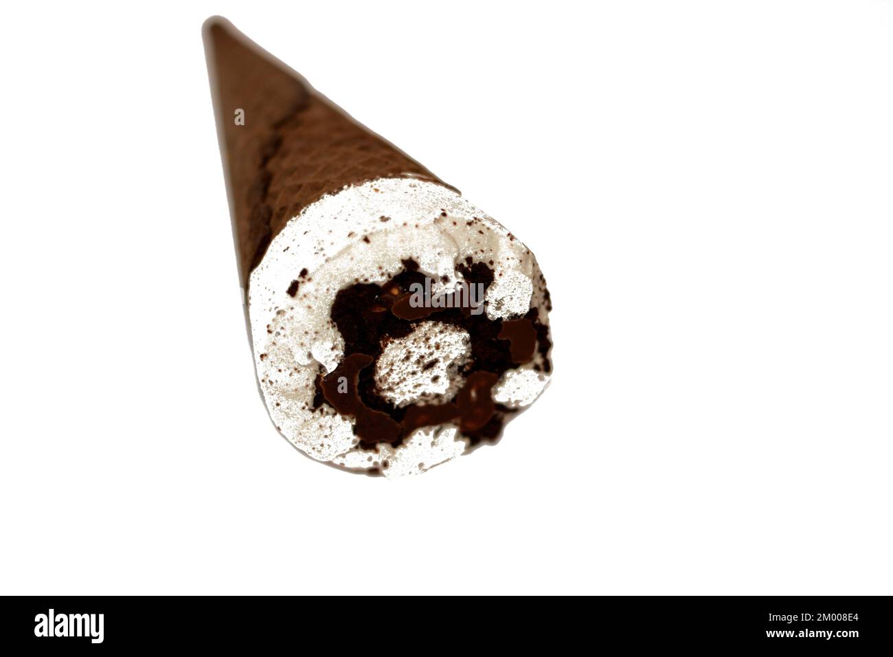Eiscreme-Vanillekonus mit Schokoladenstückchen in knusprigen Waffelkonus, selektiver Fokus auf Schmelzen von kaltem Eis in einer waffel-bisc Stockfoto