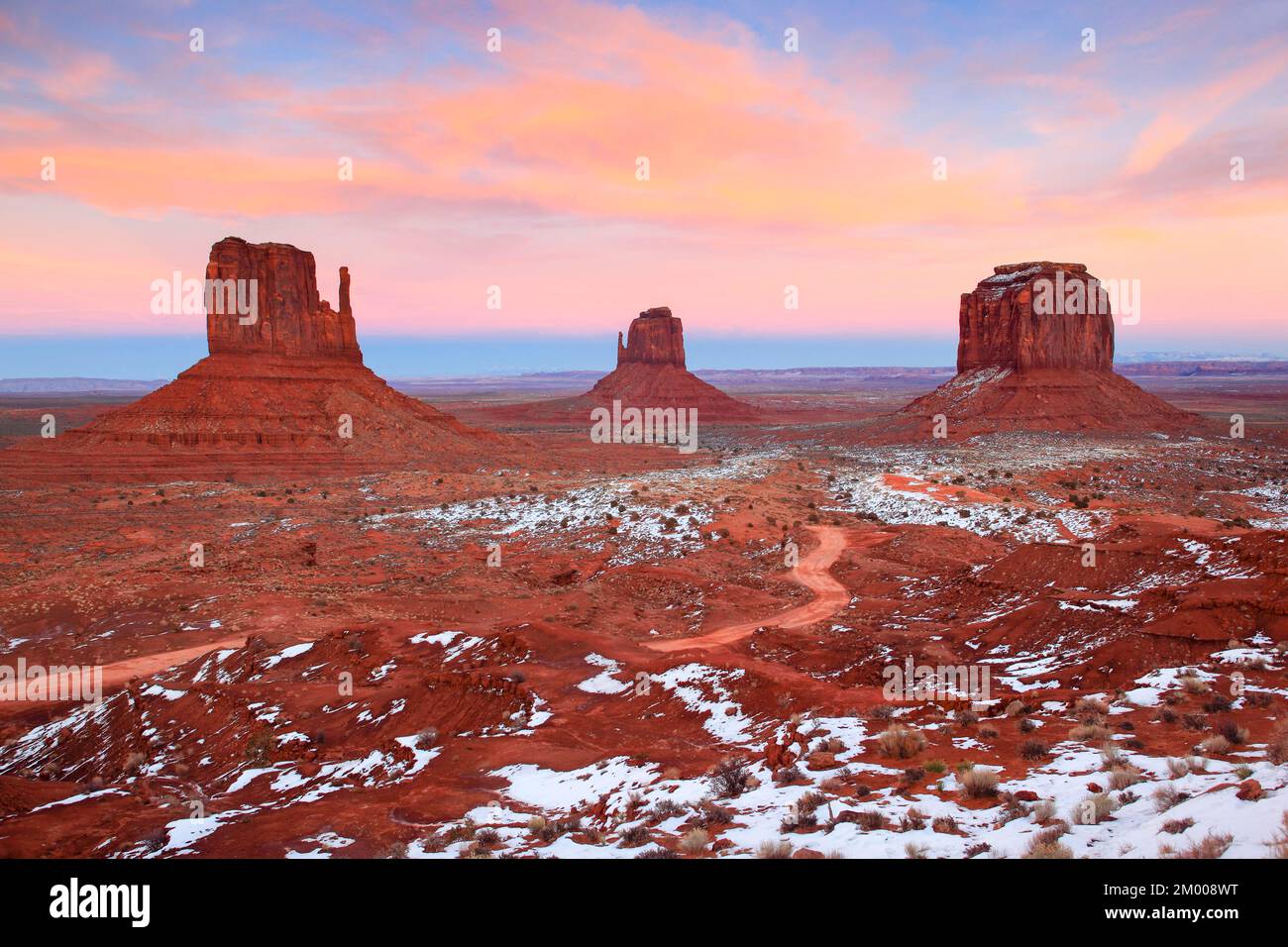 Monument Valley im Winter, Stone Monolith, Mitten Buttes und Merrick's Butte, Blick vom Visitor Center, Utah, USA, Nordamerika Stockfoto