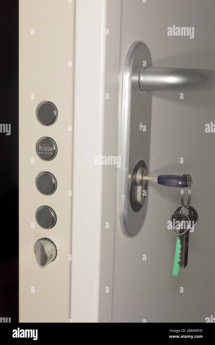 Tür einer Wohnung mit Hochsicherheitsschloss, Saranda, Albanien, Europa Stockfoto