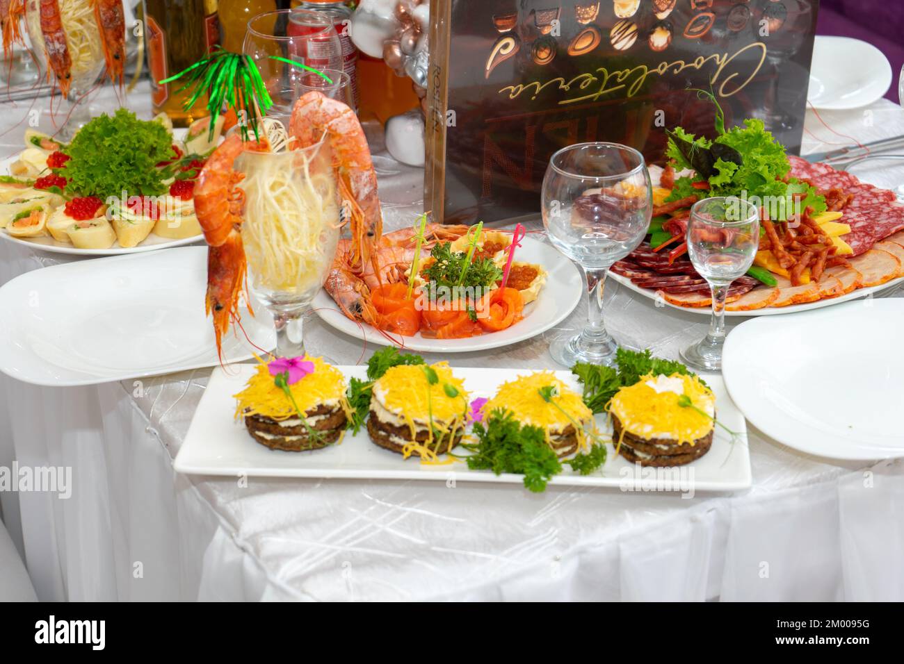 Kalte Snacks und Delikatessen werden auf dem festlichen Tisch zubereitet. Festlicher Hochzeitstisch serviert. Stockfoto