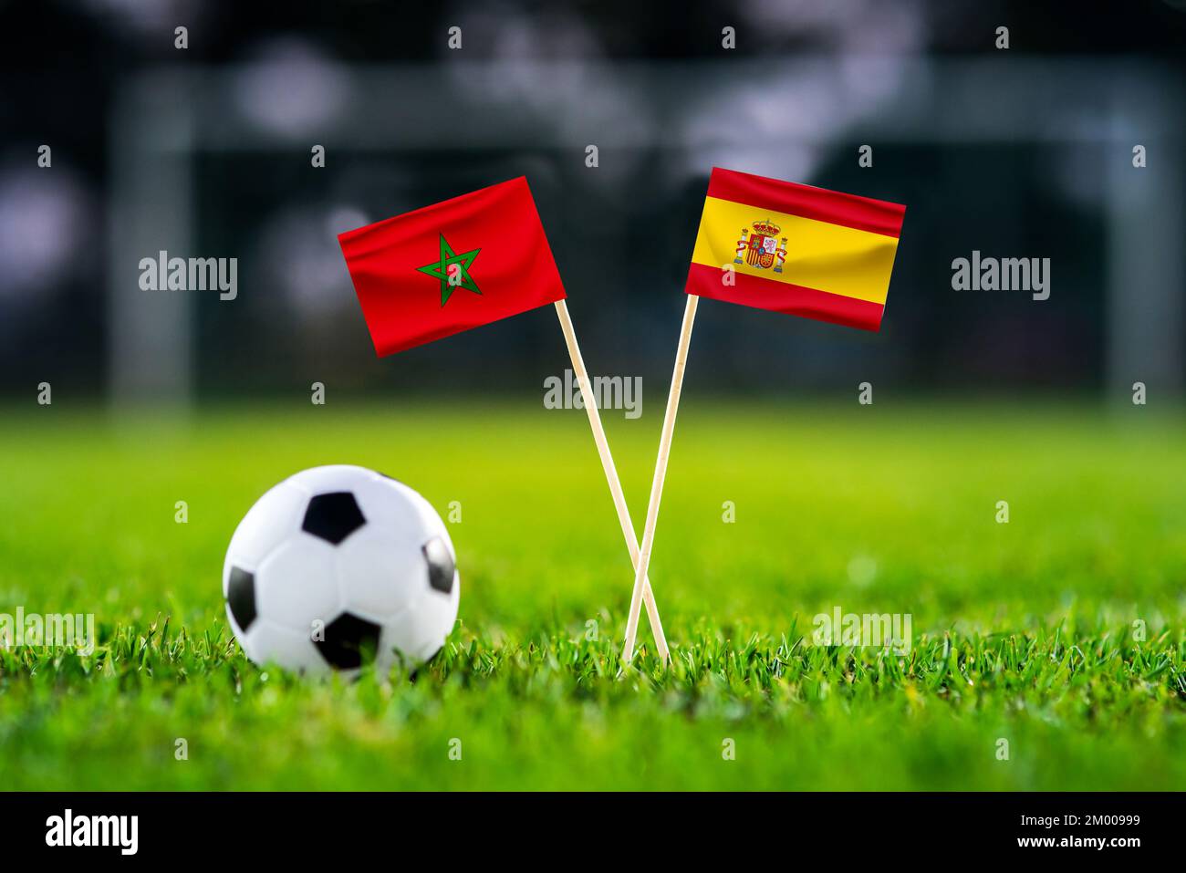 Marokko – Spanien – achtes Finale, letztes 16. Fußballspiel. Runde 16. Handgemachte Nationalflaggen und Fußball auf grünem Gras. Fußballstadion im Backgrou Stockfoto